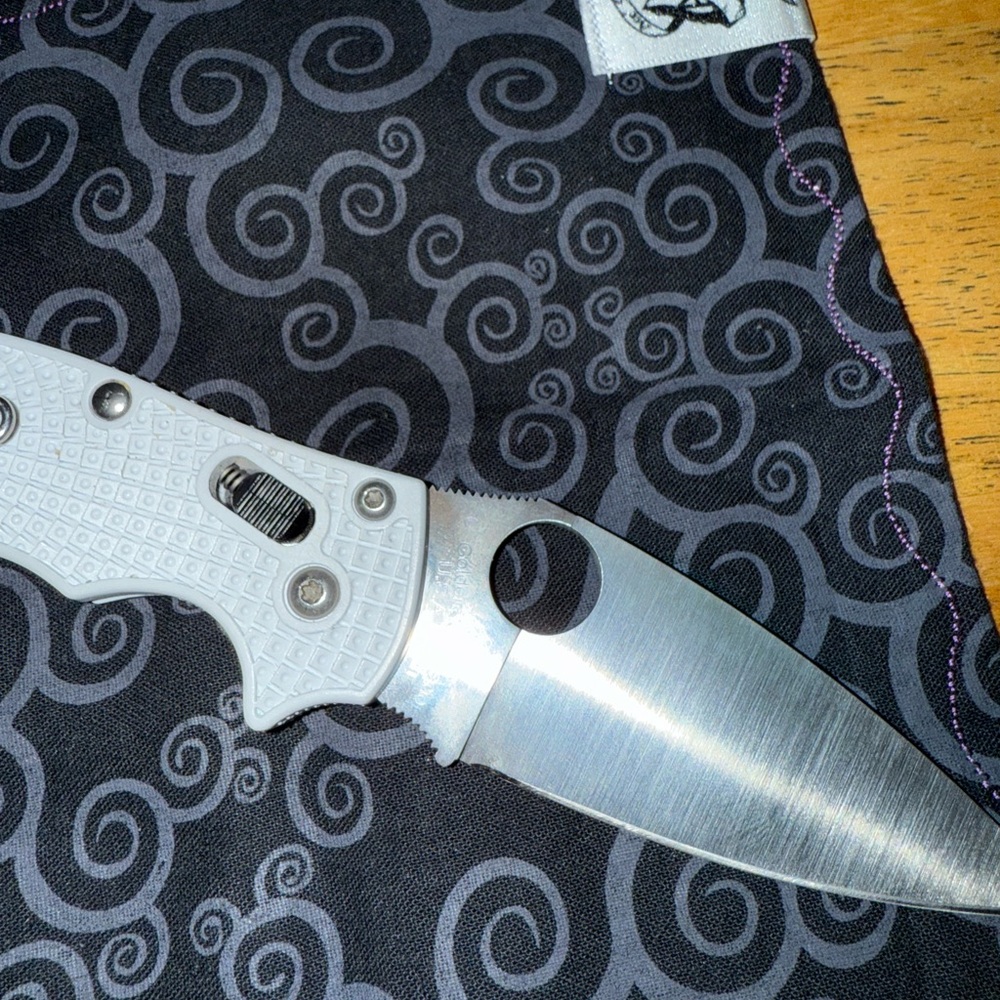 SPYDERCO MANIX 2 WHITE FRN - Picture 2 of 10